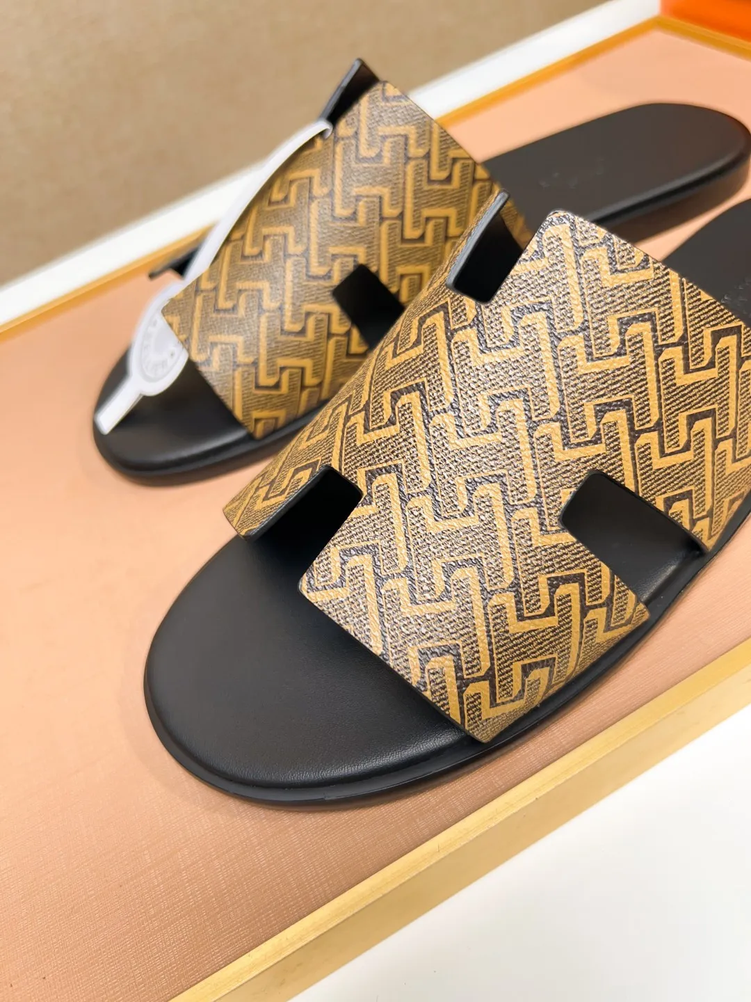 Men's clothing and shoes 💰280 💅💅💅 new arrival. Hermes Hermes official website latest counter synchronized new oran color leather H slippers, the original Paris version flew back to the original model and opened the mold to make it perfectly🍌The highest quality Sincerity, you can enter and leave the counter at will [Deyi] The upper is made of original customized  colored palm prints, crocodile print, ostrich print, colored cow leather, colored cow suede, 🤔 horse hair, 🥳 colored diamonds, 🥰 3D printing, and other genuine leather slippers, imported cow pattern foot pad lining, Italian  latest original genuine leather combination outsole Code number: 38-48 (customized at 46.47.48) Can be made into picture combination sole with genuine leather pattern and ordinary molded outsole
